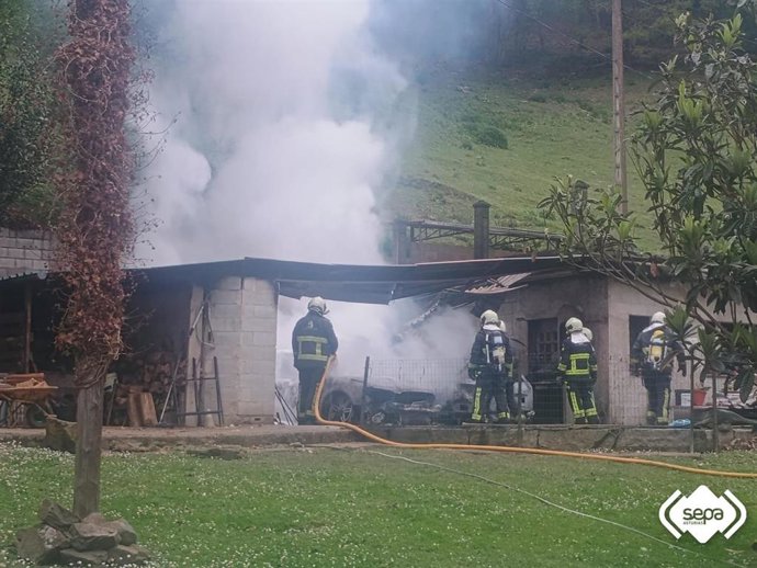 Incendio de una cochera en Siero.