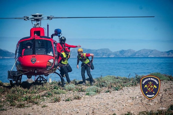 Bomberos de Mallorca en un helicóptero.