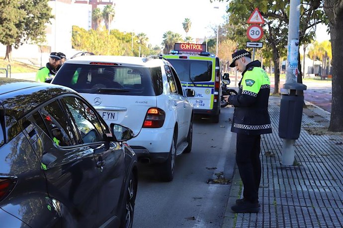 Archivo - Agentes de la Policía Local de Jerez de la Frontera (Cádiz) en un control de vehículos en la ciudad.