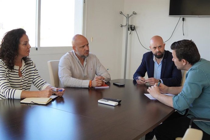 Miembros de la candidatura de Vox al Parlamento de Andalucía por Almería se reúnen con responsables de Aspapros.