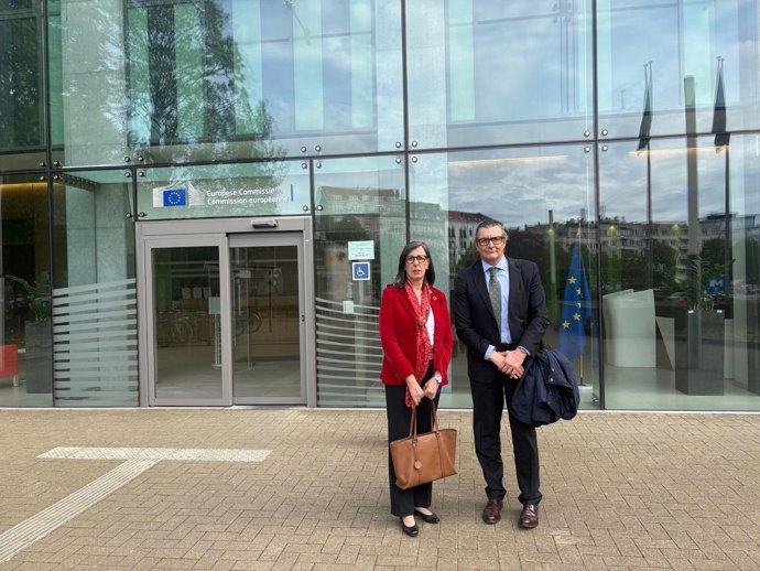 La presidenta de la Autoridad Portuaria de Gijón, Nieves Roqueñí, junto al director portuario, José Luis Barettino.