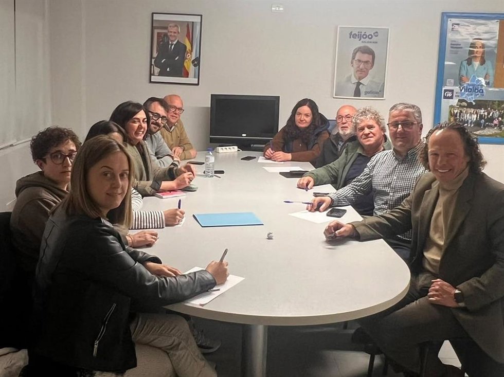 Miembros del PP de Vilalba junto con la presidenta del PP de Lugo, Elena Candia, en una reunión.