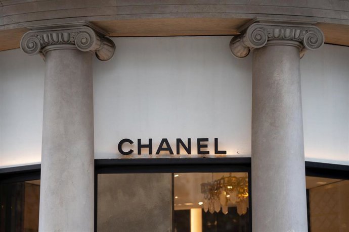 Archivo - Letrero de la tienda Chanel en el Paseo de Gracia en Barcelona, a 15 de enero de 2024, en Barcelona, Catalunya (España).  