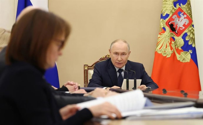 15 de abril de 2026, Moscou, Região de Moscou, Rússia: O presidente russo, Vladimir Putin, preside uma reunião presencial sobre questões econômicas com ministros do governo no Kremlin, em 15 de abril de 2026, em Moscou, Rússia.