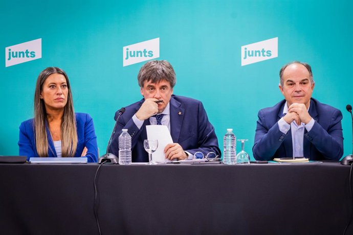 Archivo - Arquivo - (Da esquerda para a direita) A porta-voz do Junts no Congresso, Miriam Nogueras; o ex-presidente da Generalitat e líder do Junts, Carles Puigdemont, e o secretário-geral do Junts, Jordi Turull, durante uma reunião da cúpula do Junts, n