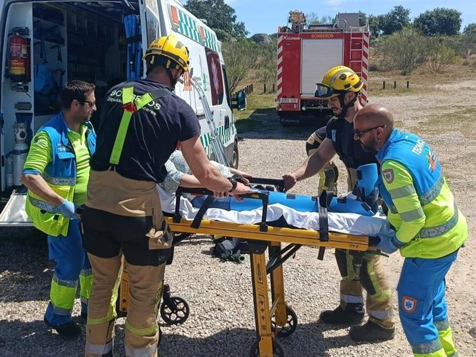 Los bomberos del SEPEI rescatan a una mujer accidentada en Los Barruecos para poder ser trasladada en ambulancia al hospital.