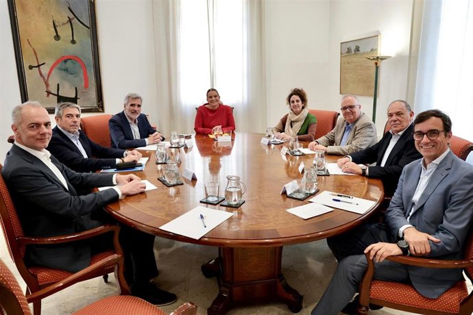 La presidenta del Govern, Marga Prohens, en el encuentro con representantes de las navieras en el Consolat de Mar.