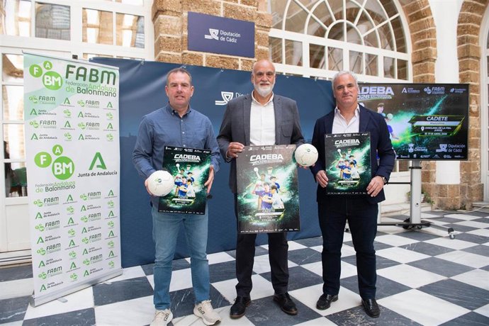 El vicepresidente segundo de la Diputación de Cádiz y responsable del servicio de Deportes de esta institución, Javier Vidal, y el vicepresidente y delegado en Cádiz de la Federación Andaluza de Balonmano (FABM), Jorge Fernández de Navarrete.