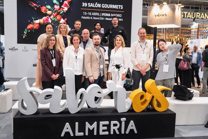 Integrantes internacionales de la misión inversa, en el estand de 'Sabores Almería' en el 39 Salón Gourmets, en Ifema Madrid.