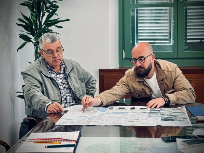 Germán Beardo, alcalde de El Puerto supervisando el plan de actuaciones de mantenimiento sobre el papel.