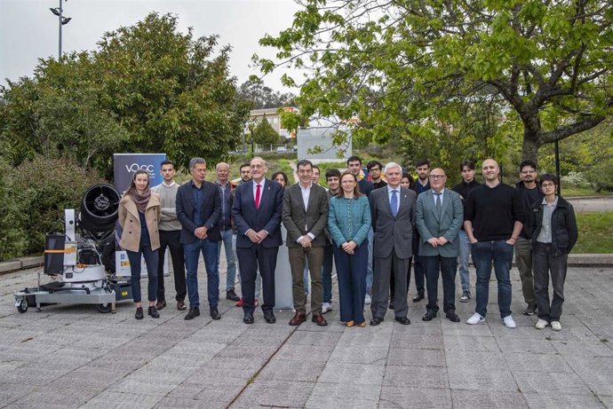 El conselleiro de Educación, Ciencia, Universidades e FP, Román Rodríguez, y el rector de la UVigo, Manuel Reigosa, en la inauguración  de la estación óptica terrena para comunicaciones cuánticas 'Antonia Ferrín', en el campus de la UVigo.