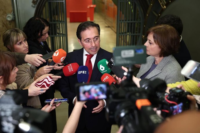 El ministro de Asuntos Exteriores, Unión Europea y Cooperación, José Manuel Albares, atiende a los medios antes del comienzo del acto “307, ¿dónde están?”, un homenaje a las víctimas españolas desaparecidas durante la dictadura argentina (1976-1983), en e