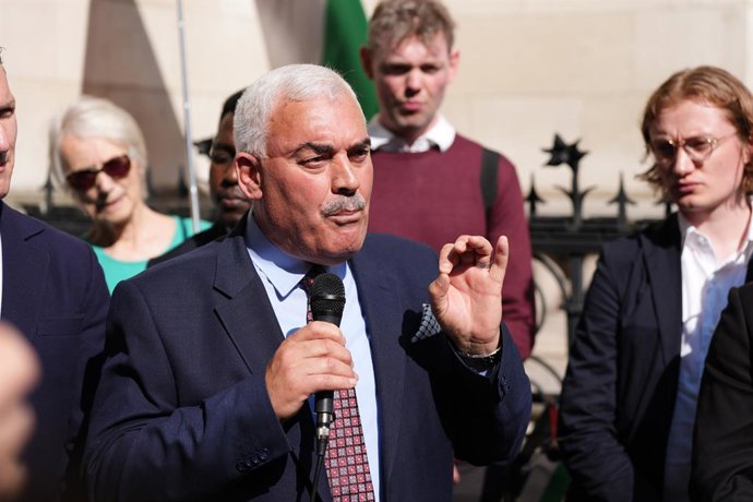 Archivo - Arquivo - 13 de maio de 2025, Reino Unido, Londres: Shawan Jabarin, diretor-geral da Al-Haq, fala com manifestantes em frente ao Royal Courts of Justice, em Londres, onde a organização está contestando a decisão do governo britânico de não suspe