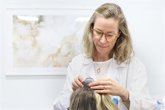 Foto: Dermatóloga señala que el diagnóstico precoz de alopecia femenina "puede marcar la diferencia" para frenar su progresión