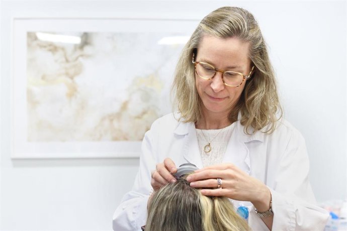 La jefa del servicio de Dermatología del Hospital Universitario Vithas Madrid La Milagrosa, Marta Andreu, en consulta.