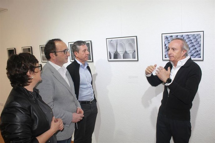 Lope Campos, a la derecha, explica una de las fotografías a Encarnación Moreno, José Ayala y Rafael Ramos