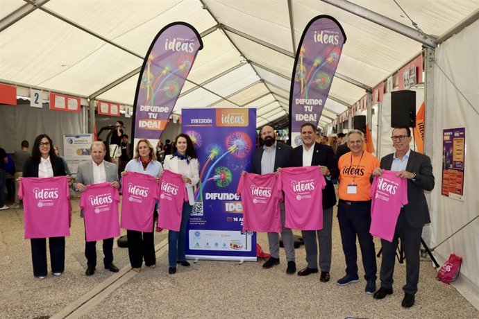 Representantes institucionales y de entidades colaboradoras, durante la visita a la XVIII edición de la Feria de las Ideas de la Universidad de Almería.