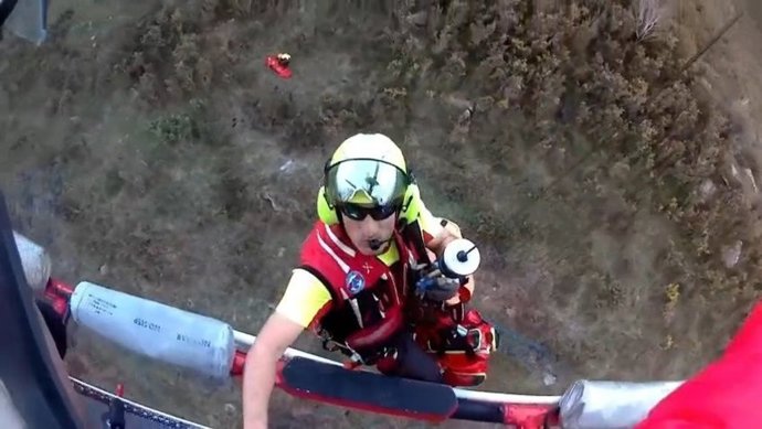 Evacuado en helicóptero un hombre con la pierna rota al ser golpeado por una yegua en Cartes