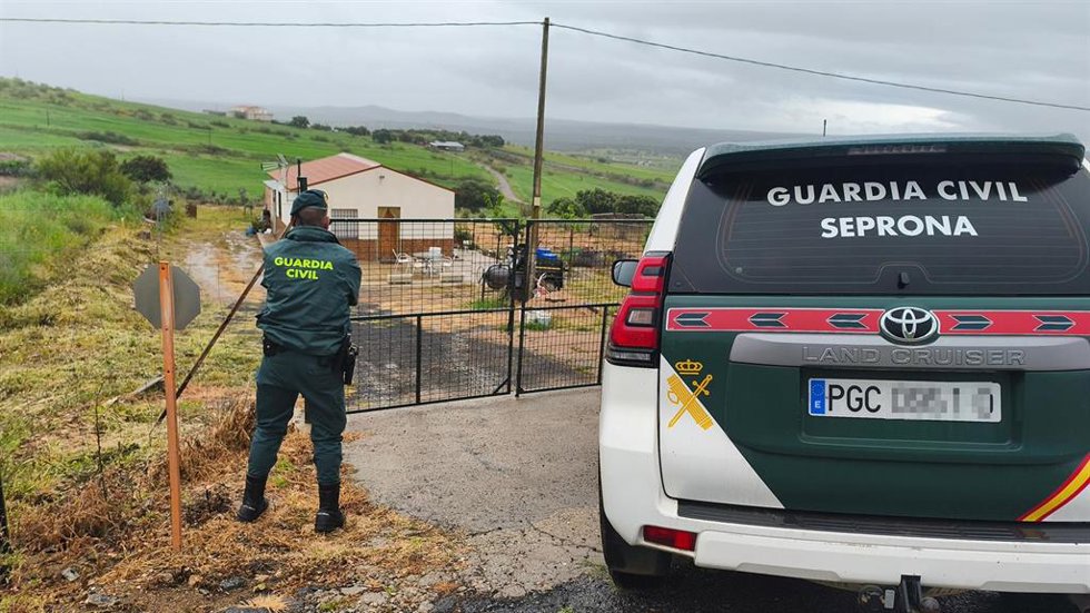 La patrulla del Seprona de Villanueva de Córdoba investiga a dos personas en Santa Eufemia por la supuesta comisión de delitos contra la ordenación del territorio y urbanismo, por construir edificaciones en terreno rústico.
