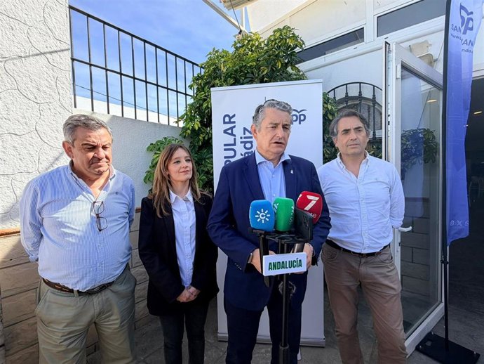 Antonio Sanz atiende a los periodistas en San Fernando.