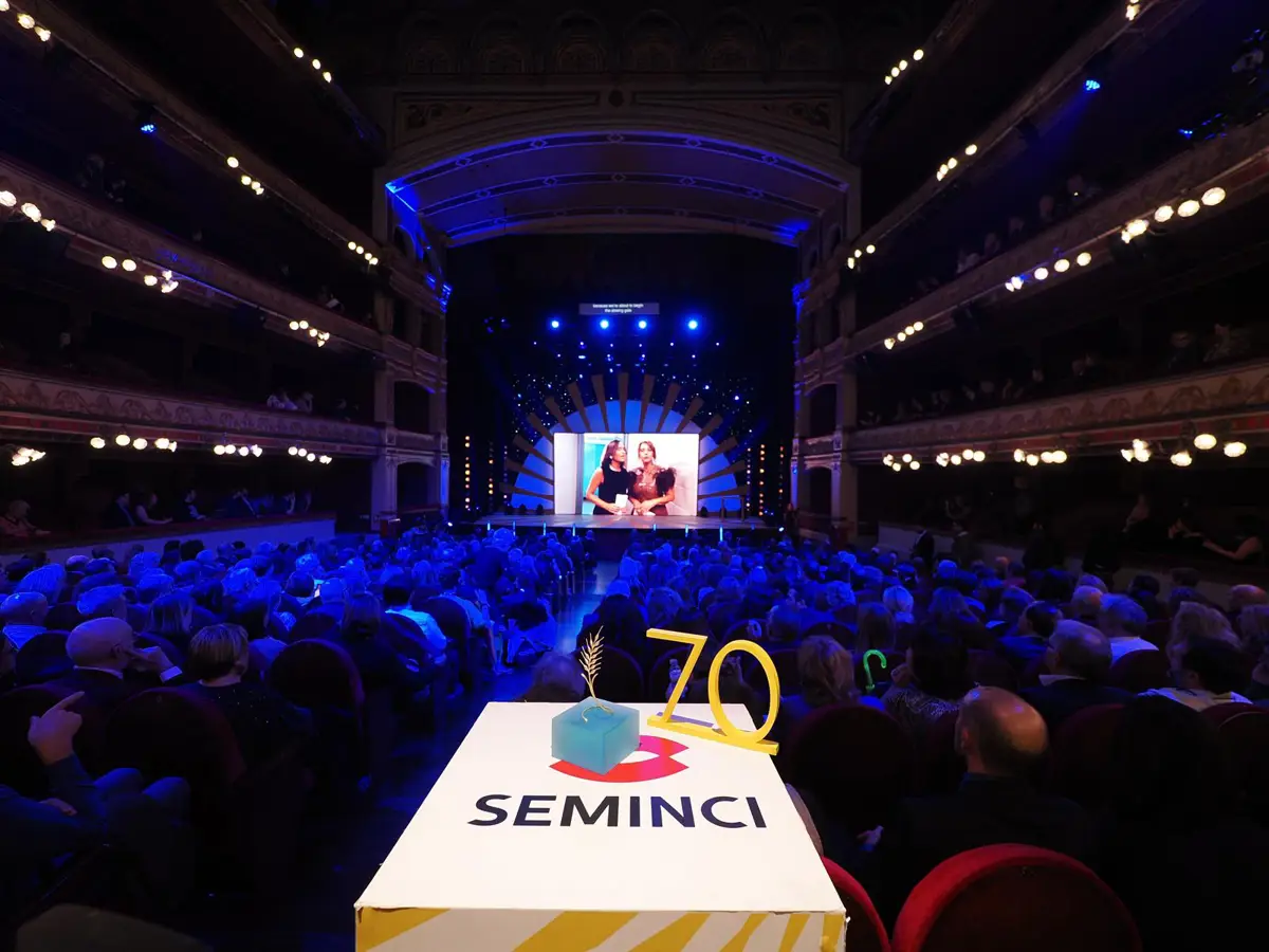 Las presentadoras Elena Sánchez y Llum Barrera durante la gala de clausura de la 70º edición de la SEMINCI, en el Teatro Calderón, a 1 de noviembre de 2025, en Valladolid, Castilla y León (España).