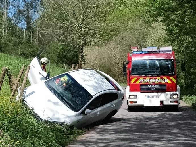 Ilesos los dos ocupantes de un turismo que volcó en Rasines