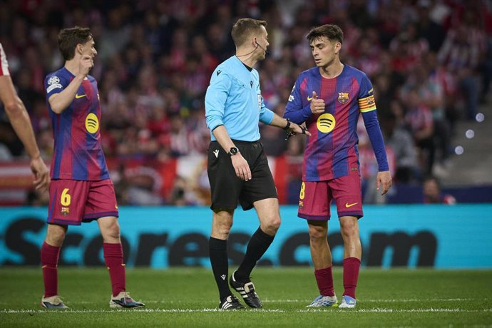 14 de abril de 2026, Madri, Madri, Espanha: Gavi (à esquerda) e Pedri González (à direita), do FC Barcelona, conversam com o árbitro Clément Turpin durante a partida de volta das quartas de final da Liga dos Campeões 2025/2026, em 14 de abril de 2026.