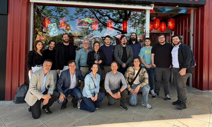 Catalina García (c), junto a otros miembros del PP, en el encuentro con empresarios del sector del videojuego.