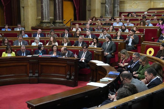 El president de la Generalitat de Catalunya, Salvador Illa (c), durante el pleno del Parlament