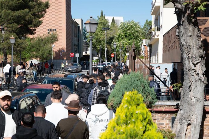 Varias personas hacen cola para entrar en la Embajada y Consulado de Marruecos, a 15 de abril de 2026, en Madrid (España).