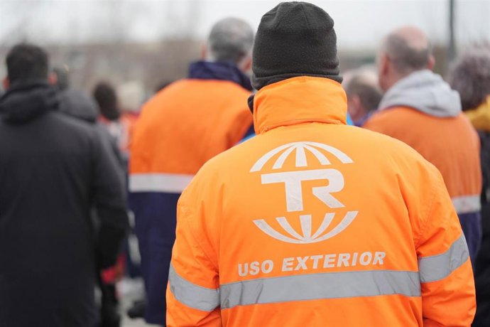 Archivo - Trabajadores de la plantilla de Tubos Reunidos durante una concentración, frente a la sede del Gobierno Vasco