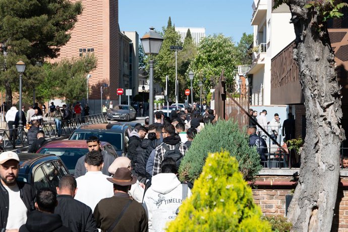 Varias personas hacen cola para entrar en la Embajada y Consulado de Marruecos, a 15 de abril de 2026, en Madrid (España). Inmigrantes irregulares acuden a los consulados para conseguir el certificado de antecedentes penales o la autorización consular que