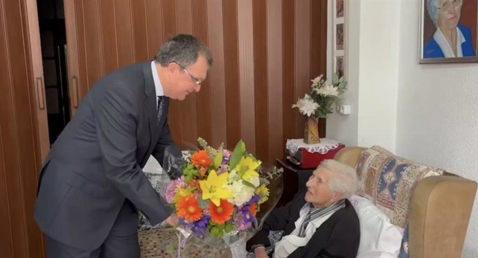 Una de las fotos publicadas por el alcalde en la red social 'X' junto a Concepción Lax