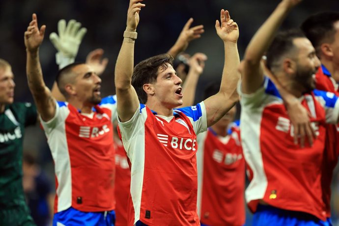 Futbol, Cruzeiro vs Universidad Catolica. Copa Libertadores 2026. Los jugadores de Universidad Catolica celebran el triunfo contra Cruzeiro tras el partido del grupo D de la Copa Libertadores disputado en el estadio Mineirao de Belo Horizonte,