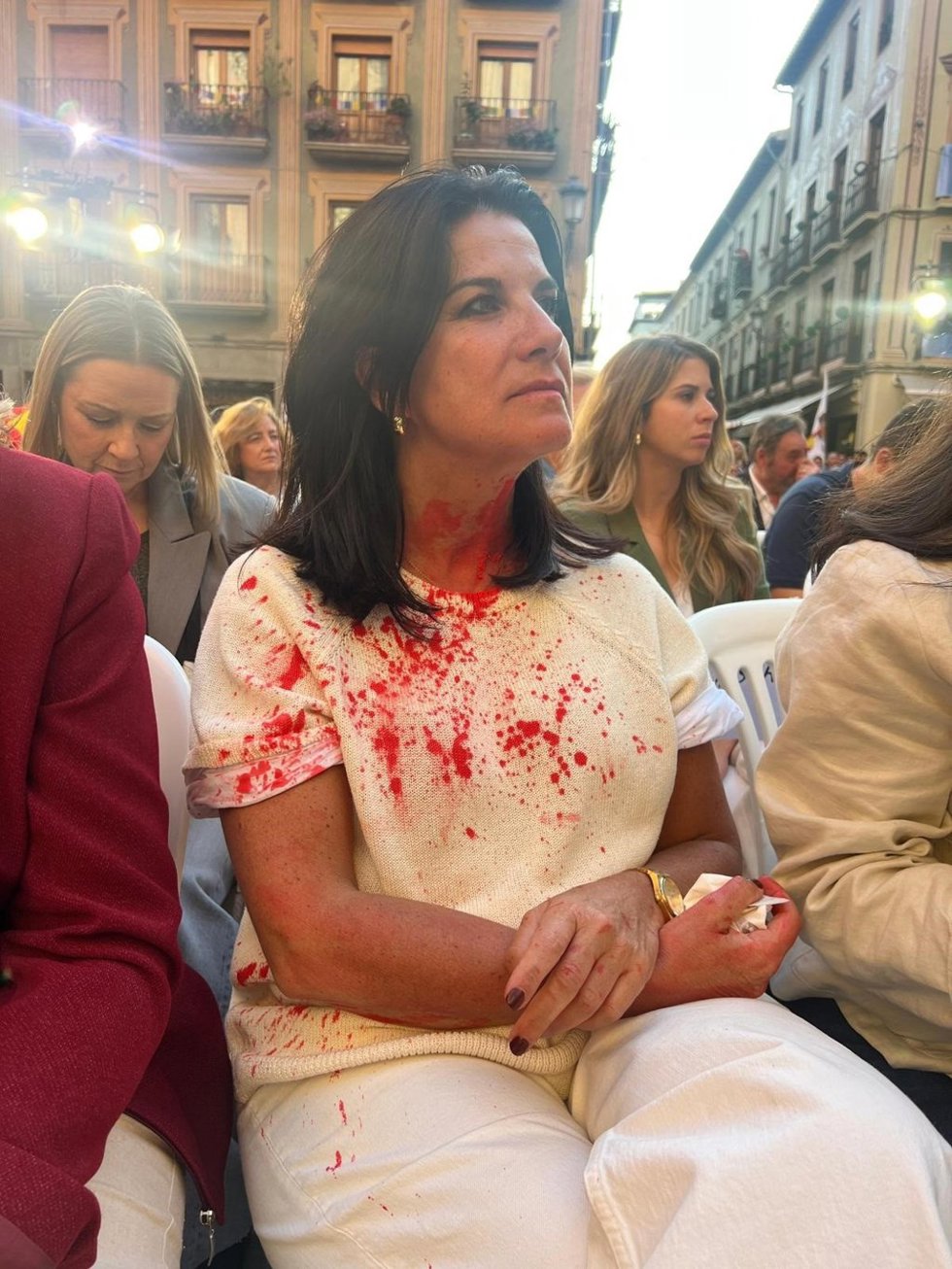 María Ruiz, diputada y vicesecretaria de Organización de Vox ha sufrido los impactos de bolas de pintura roja antes del comienzo del acto de Vox en Granada.