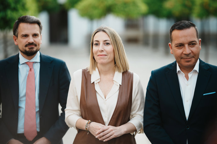 La presidenta de la Junta de Extremadura en funciones, María Guardiola (c) y el candidato de Vox en Extremadura, Óscar Fernández (d), atienden a los medios de comunicación tras alcanzar un acuerdo para un Gobierno de coalición en Extremadura. 