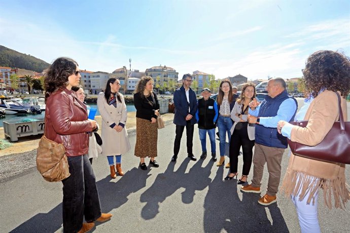 La conselleira do Mar, Marta Villaverde, en una visita a Porto do Son.