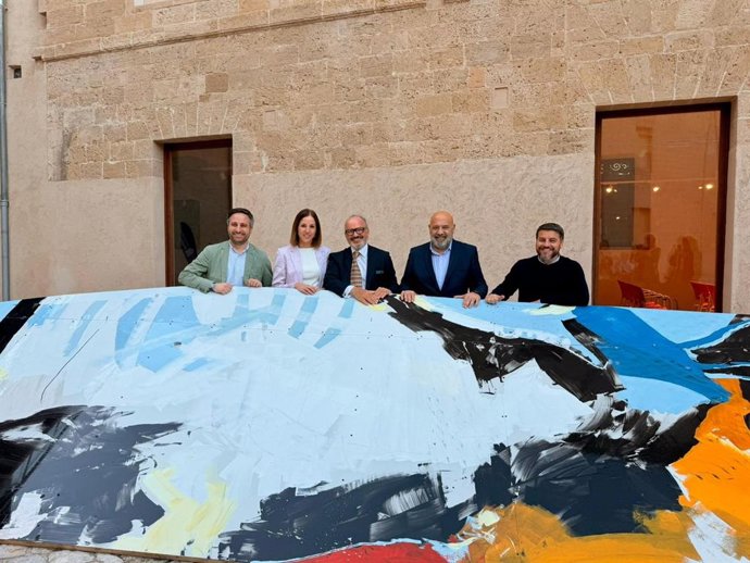 Luca Monzani dona la obra principal del proyecto 'Héroes MMXXV' al Consell de Mallorca