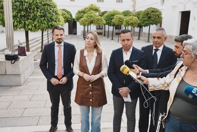 María Guardiola y Óscar Fernández Calle anuncian el acuerdo de gobierno en Extremadura
