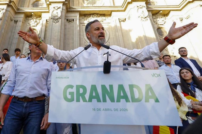 El presidente nacional de Vox, Santiago Abascal, interviene en la granadina Plaza de las Pasiegas. A 16 de abril de 2026 en Granada, Andalucía (España). 