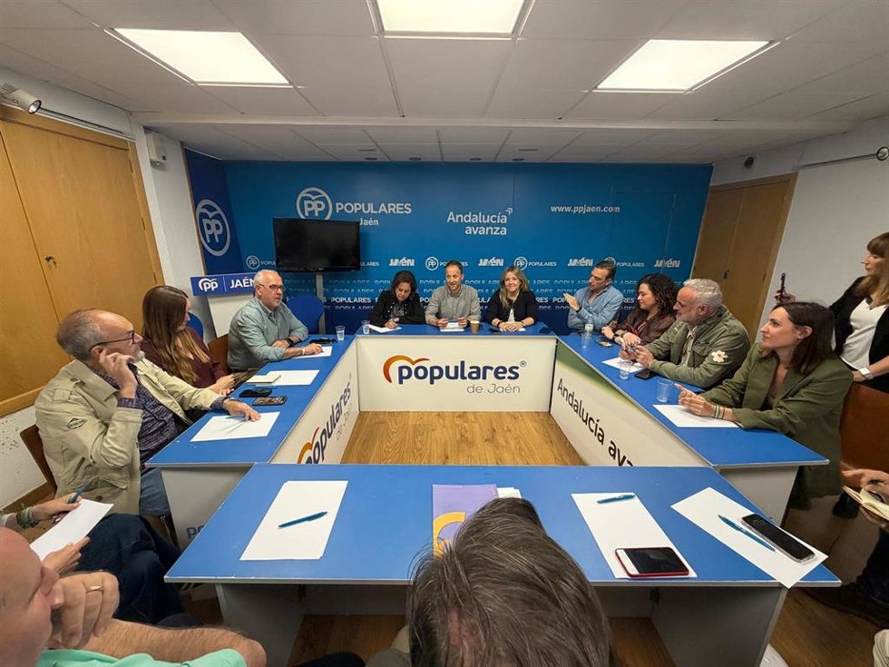 El presidente del PP de Jaén y candidato al Parlamento andaluz, Erik Domínguez, junto a los candidatos del PP en la provincia, en un encuentro con representantes de distintas asociaciones comerciales de la capital.