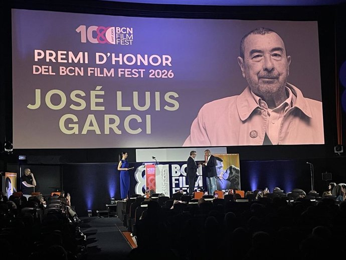 El director José Luis Garci recibe el premio de honor del BCN Film Fest