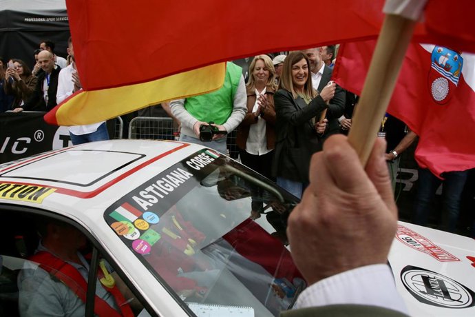 La presidenta, María José Sáenz de Buruaga, da la salida al Rallye Festival de Hoznayo