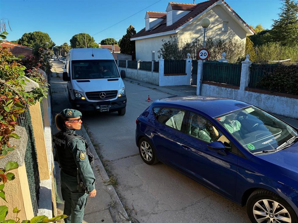 Vehículos de Policía Judicial e Inspección Ocular de la Guardia Civil a su llegada a la antigua vivienda del encasuado por la muerte de Esther López.