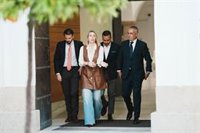 PP y Vox acuerdan en Extremadura el rechazo al reparto de "inmigrantes ilegales" y reducir subvenciones a sindicatos