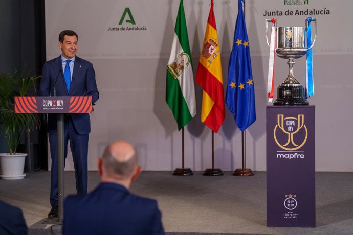 El presidente de la Junta de Andalucía, Juanma Moreno, interviene en el acto oficial de recibimiento a la Copa del Rey de Fútbol. A 16 de abril de 2026 en Sevilla (Andalucía, España). El estadio de La Cartuja de Sevilla acoge por séptima vez consecutiva u