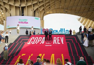 Archivo - El alcalde de Sevilla, José Luis Sanz (i) y el presidente de la RFEF, Rafael Louzán, en el área 'Fair Play' de la RFEF. A 25 de abril de 2025, en Sevilla (Andalucía, España). La final de la Copa del Rey, que tendrá lugar este sábado en Sevilla, 