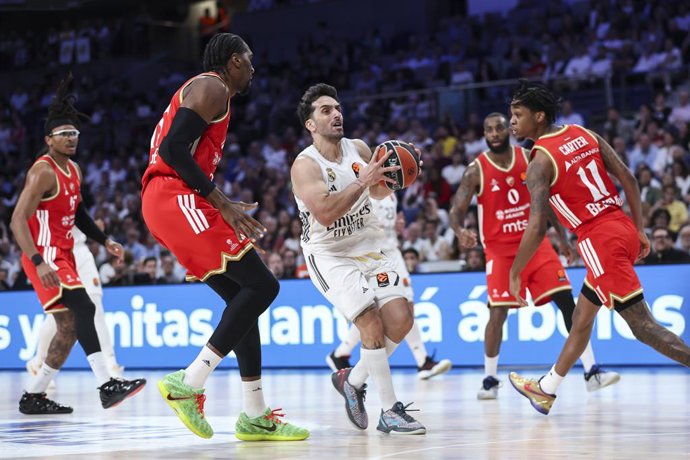 Ebuka Izundu, do Crvena Zvezda, e Facundo Campazzo, do Real Madrid, em ação durante a partida da 38ª rodada da temporada regular da EuroLiga da Turkish Airlines entre o Real Madrid e o Crvena Zvezda Meridianbet Belgrado, na Movistar Arena, em 16 de abril 