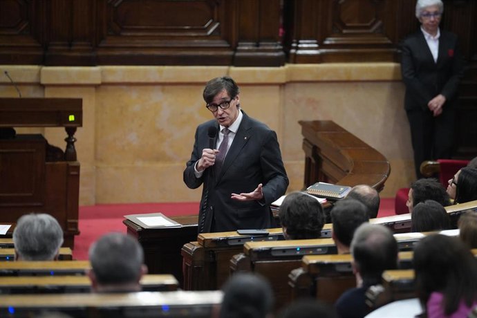 El president de la Generalitat de Catalunya, Salvador Illa, durante un pleno en el Parlament de Catalunya, a 15 de abril de 2026, en Barcelona, Catalunya (España)