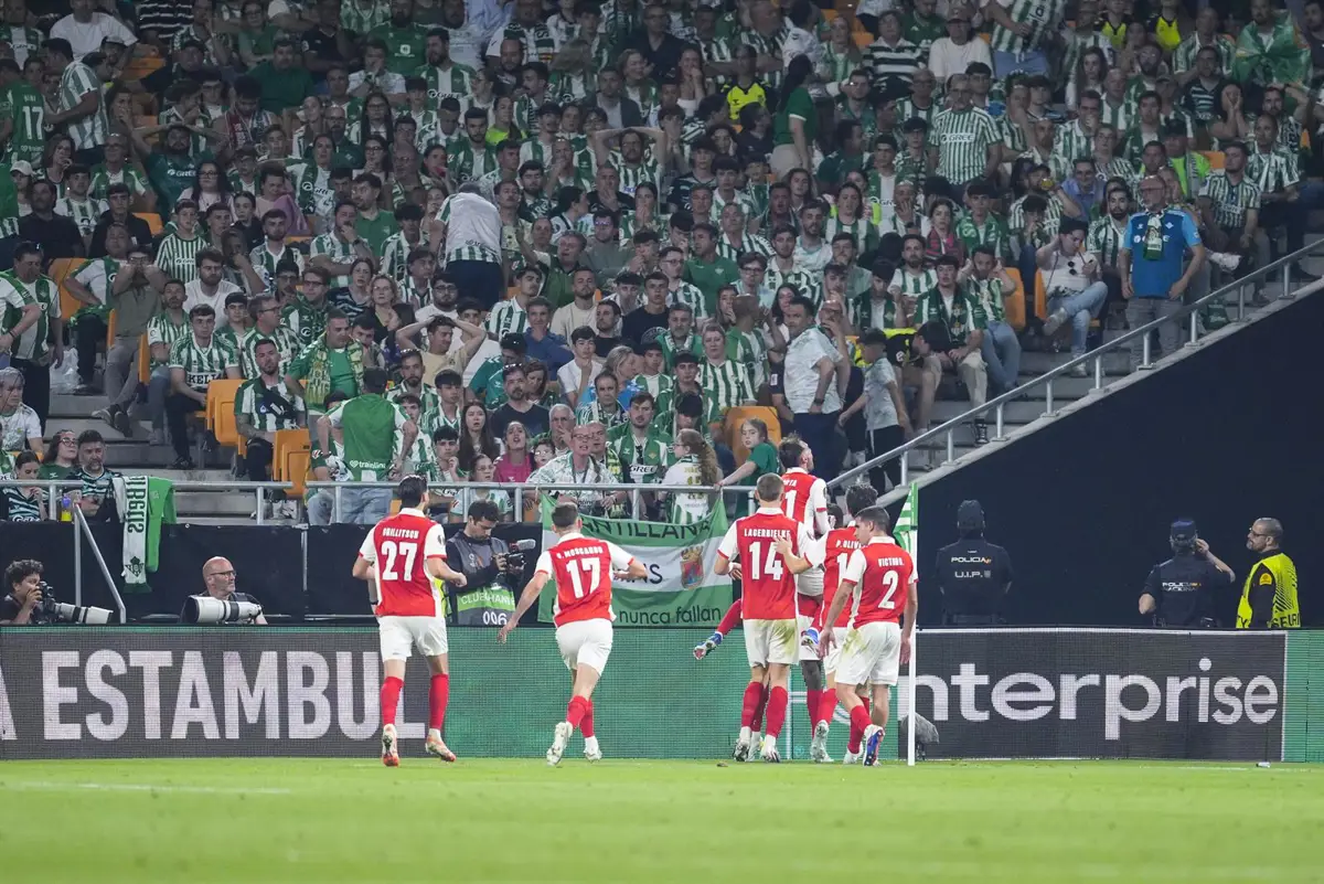 Jugadores del SC Braga celebran el cuarto gol.